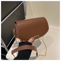 Bolso bandolera retro marrón de media luna en cuero PU mate con hebilla dorada - Marrón