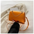 Sac bandoulière tendance orange vif effet crocodile avec chaîne dorée décorative - Orange