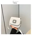 Dettaglio della borsa a tracolla bianca con una fibbia lucida in strass quadrati sulla patta - Bianco