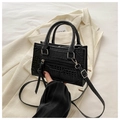 Sac bandoulière noir motif crocodile avec doubles poignées et des glands élégants - Noir