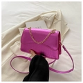 Sac bandoulière magenta métallisé avec texture crocodile et chaîne dorée - rose vif