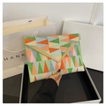 Elegante pochette a busta geometrica color-block con finiture in metallo a V dorato - Verde