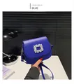 Dettaglio della borsa a tracolla in pelle blu con una fibbia di cristallo quadrata lucente - Blu