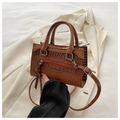 Sac à main rétro marron avec texture crocodile, poignées et bandoulière réglable - Marron
