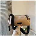 Dettaglio borsa a tracolla beige in nylon con cinturino Forever Young e zip di alta qualità - Cachi