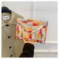 Clutch a busta alla moda con motivi geometrici colorati e finiture in metallo a V - Rosso