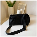 Elegante borsa a tracolla a mezzaluna in nylon nero con tracolla goffrata su sfondo lifestyle - Nero