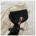 Elegante bolso tipo montura negro con hebilla dorada y cadena sobre blazer blanco - Negro