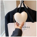 Elegante bolso bandolera con forma de corazón blanco crema y cadena dorada para mujer - Blanco