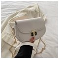 Bolso de hombro tipo montura en cuero blanco con cadena dorada y hebilla ovalada - Blanco