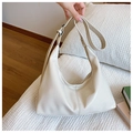 Elegante borsa sottobraccio a mezzaluna bianco crema in pelle PU lucida con tracolla - Beige