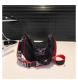 Borsa a mezzaluna nera con ricamo a farfalla rosa e dettagli di bordi rossi vivaci - Nero