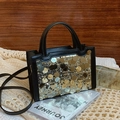Detail einer schwarzen Ledertasche mit Pailletten, Griffen und langem Schultergurt - Schwarz