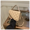 Gros plan du sac bandoulière matelassé beige avec ferrures dorées et poignée chic - Kaki