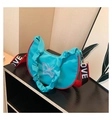 Borsa a mezzaluna blu con ricamo a farfalla e tracolla sportiva con scritta LOVE - Verde