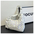 Detalle del bolso floral con tulipanes morados, asa plisada y adornos de lazos laterales - Morado