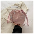Borsa a secchiello rosa con texture a bolle e ricamo a onde su un blazer beige - Rosa