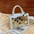 Detail einer weißen Ledertasche mit Goldpailletten, Griff und Metallhaken auf Magazin - Weiß