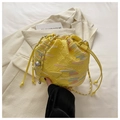 Borsa a secchiello giallo acceso alla moda con ricamo strutturato e catena - Giallo