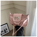Detalle del bolso media luna rosa con lazo metálico plateado y correa trenzada - Rosa
