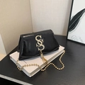 Elegante borsa a tracolla in vernice nera con catena dorata e dettaglio nappa in metallo - Nero