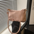Bolso bandolera rosa mate con detalle de cuentas de ámbar y silueta minimalista chic - Rosa