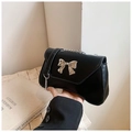 Borsa a tracolla minimalista in pelle PU nera con fiocco metallico argento e catena - Nero