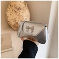 Borsa a tracolla argento metallizzato con fiocco in metallo e catena elegante - Argento