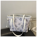 Dettaglio della borsa tote bianca con stampe di farfalle viola e coulisse ad anello - Argento