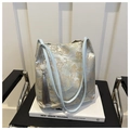 Borsa tote celeste in stile cinese con ricamo di paesaggi e nappe decorative grigie - Blu