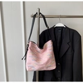 Sac bandoulière rose avec broderies à paillettes colorées et fines bretelles noires - Rose