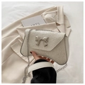 Elegante witte handtas met lovertjes, zilveren strik en kettingriem voor de avond - Wit