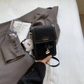 Schwarze kleine Umhängetasche aus Leder mit Fashion-Aufdruck und Plüschtier-Anhänger - Schwarz