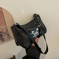 Bolso de hombro de charol negro brillante con detalle de mariposa plateada - Negro