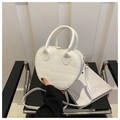 Primer plano del bolso blanco con forma de corazón, textura de cocodrilo y cremallera - Blanco