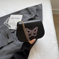 Schicke schwarze Umhängetasche mit rosa Schmetterlingsstickerei und Goldkette - Schwarz