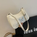 Bolso hobo blanco brillante con detalle de mariposa plateada llevado por modelo - Blanco Roto