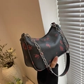 Borsa baguette in pelle PU nera con stampa floreale rossa e tracolla a catena argento - Nero