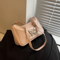 Elegante bolso de hombro en cuero brillante rosa claro con hebilla de mariposa de metal plateado - Rosa