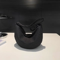 Borsa hobo nera a mezzaluna minimalista con trama plissettata e tracolla larga - Nero