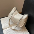 Borsa a mezzaluna crema con stampa floreale, catena argento e stile vintage chic - Bianco Sporco