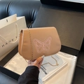 Hellbraune Satteltasche mit rosa Schmetterlingsstickerei und goldenem Kettengurt - Khaki