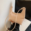 Borsa a mezzaluna beige minimalista in pelle martellata con tracolla a nodo e anelli - Bianco Sporco