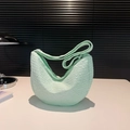 Borsa a tracolla a mezzaluna plissettata verde menta da donna con texture ondulata - Verde