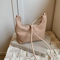 Elegante borsa a spalla beige in pelle PU grana litchi con design a mezzaluna - Cachi