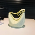 Borsa hobo giallo chiaro in tessuto a bolle con tracolla larga per uno stile estivo - Giallo