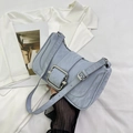 Bolso de hombro azul claro con textura de mármol y hebilla cuadrada plateada - Azul