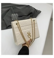 Beige gesteppte Umhängetasche mit goldener Kette und strukturierter V-Musterung - Weiß