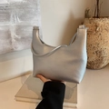 Borsa a spalla minimalista in ecopelle argentata con trama a grana litchi - Argento