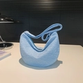 Borsa a tracolla a mezzaluna celeste con tessuto a bolle e cinturino coordinato - Blu